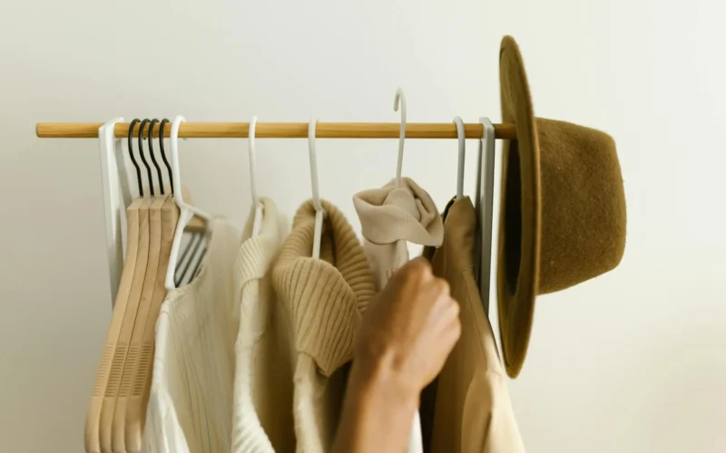 Transforme seu Estilo com um Guarda-Roupa Cápsula: Guia Prático